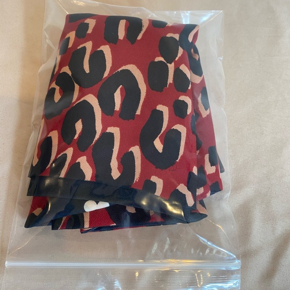 Louis Vuitton Leopard Dot Reversible Silk Scarf - Picture 16 of 16